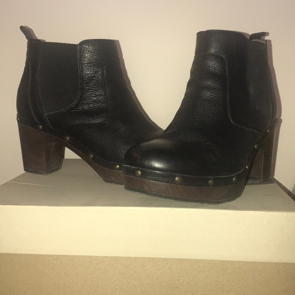 Clark’s Black Leather booties size 8.5